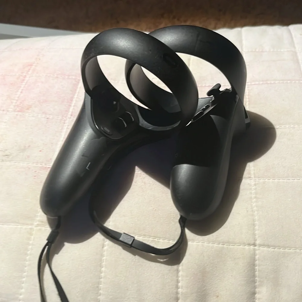 Oculus quest VR headset (W/ Hand Controllers)